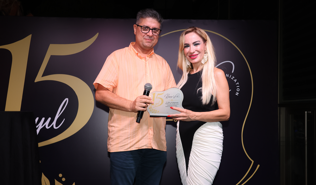 Hayriye Vurdu’dan Kıbrıs Türk Haber’e Plaket
