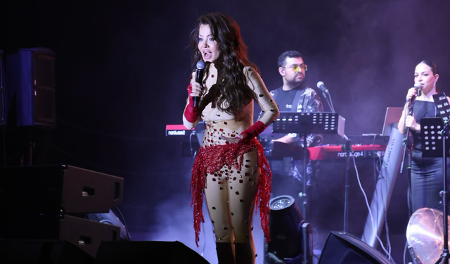 Lara Les Ambassadeurs Sahnesini Salladı