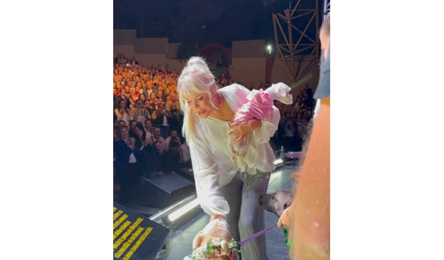 Ajda Pekkan Bursa konserinin tüm gelirini sokak hayvanlarına bağışladı!