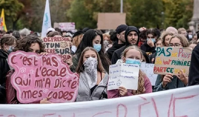 Fransa'da 1 ayın geride kaldığı lise eylemlerinde öğrencilerin pankartları öne çıktı