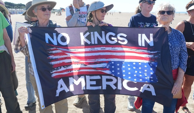 ABD’DE TRUMP’A KARŞI “KRALLARA HAYIR” PROTESTOLARI: BİNLERCE KİŞİ SOKAKLARA ÇIKTI