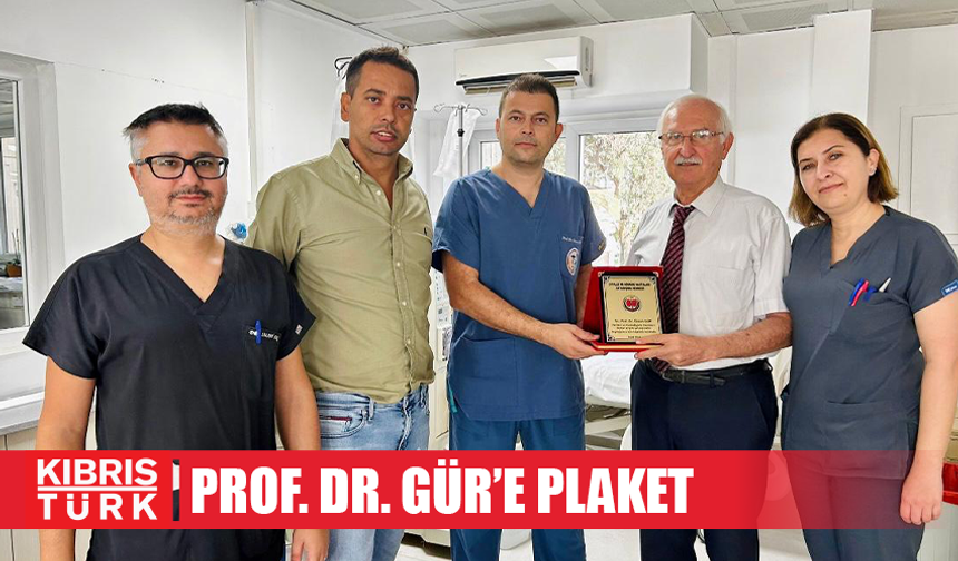 Diyaliz ve Böbrek Hastaları Derneği’nden Prof. Dr. Gür’e plaket