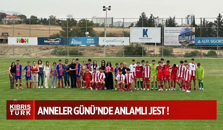 Gönyeli U14 oyuncuları, Göçmenköy oyuncularının annelerine çiçek verdi!