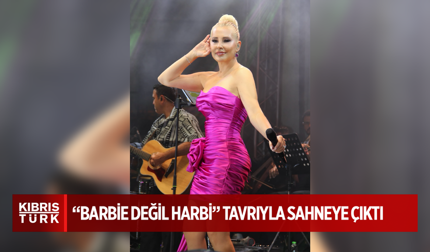 Funda Arar, Girne’de “Barbie Değil Harbi” Tavrıyla Sahneye Çıktı