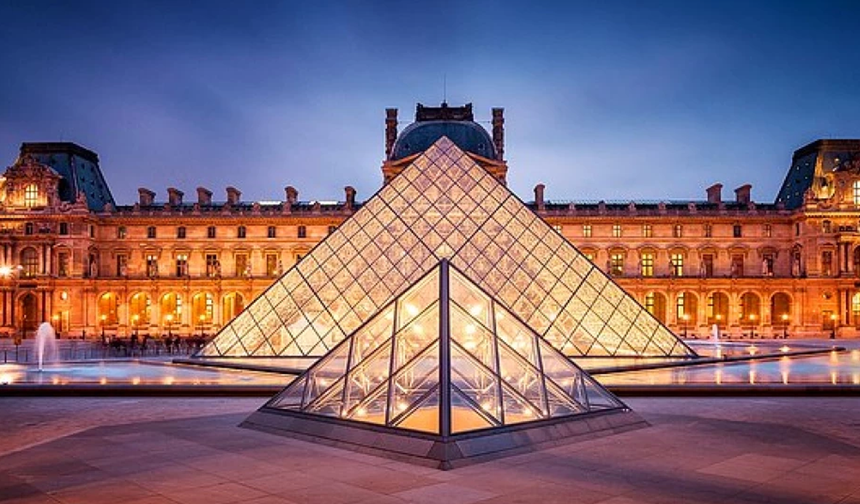Louvre Müzesi bu kez de kapanma tehlikesiyle karşı karşıya