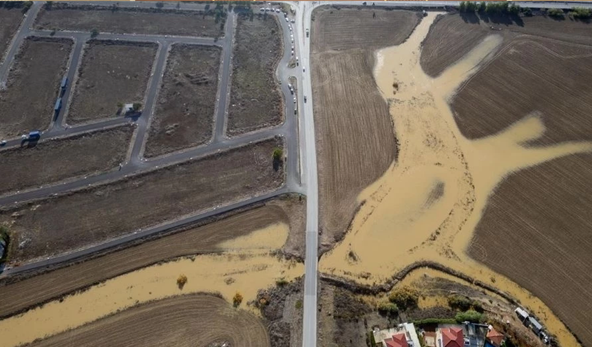 Tuzla’da yol dere yatağından gelen suyun taşkın riski oluşturması nedeniyle trafiğe kapatıldı