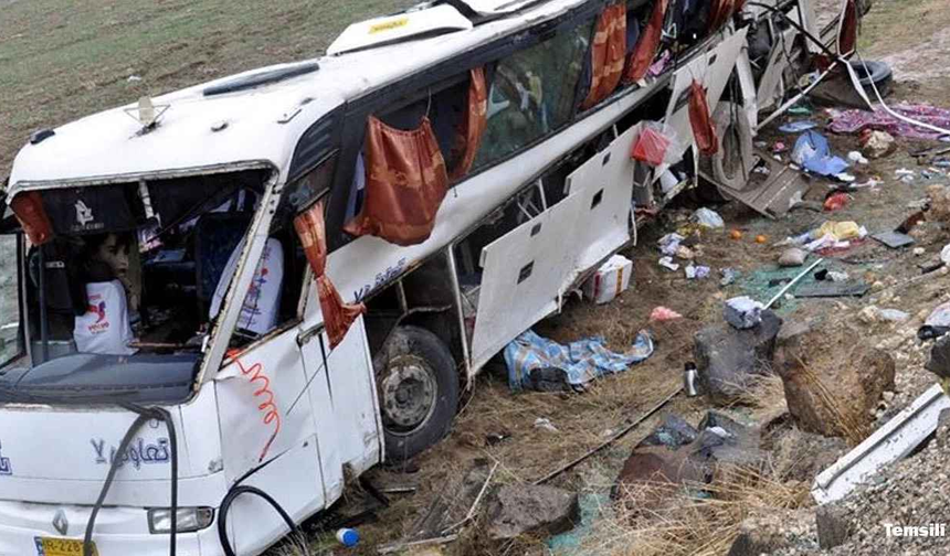 İran'da otobüs kazasında 13 kişi hayatını kaybetti