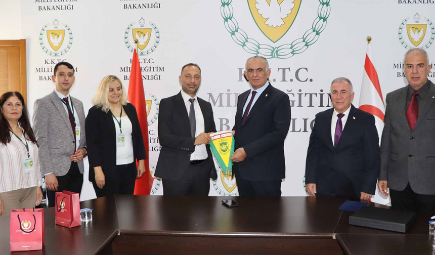 Milli Eğitim Bakanı Nazım Çavuşoğlu, Namık Kemal Lisesi ve İstanbul Vefa Lisesi yönetici ve öğrencilerini kabul etti.