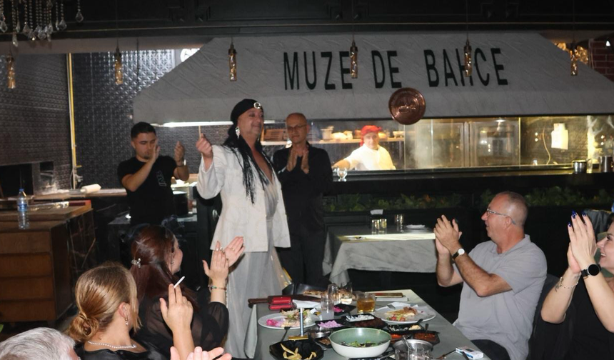 Kader Ateş Müzede Bahçe’de Sahne Aldı: En Sevilen Şarkılarıyla Geceye Damga Vurdu