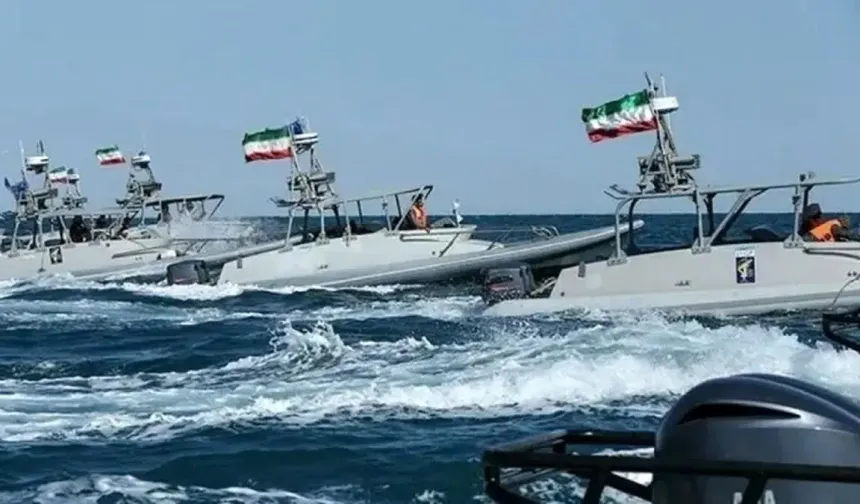 İran, Hürmüz Boğazı'nda askeri tatbikata başladı