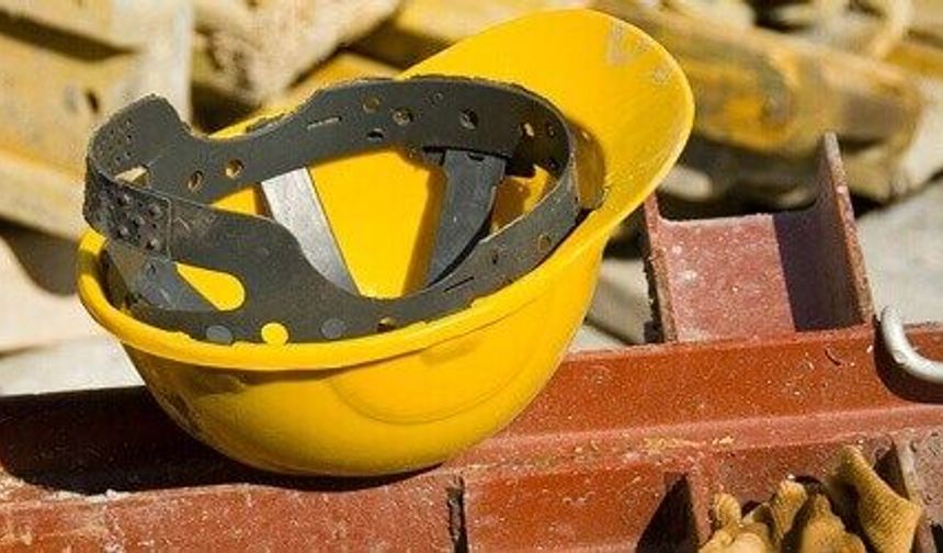 Bafra'da otel inşaatında iş kazası: Bir buçuk metre yükseklikten düştü, yaralandı