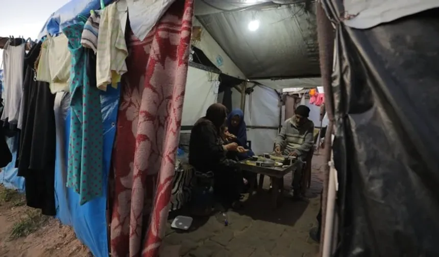 Gazzeli aile iftarını yıkılan evlerinin enkazında yaptı