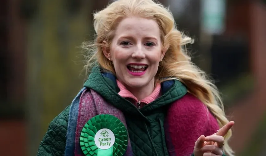 İngiltere'de ara seçimin kazananı tesisatçılık yapan Hannah Spencer oldu