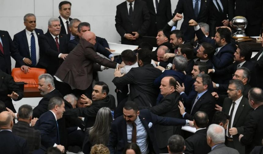 TBMM'de yemin krizi: Muhalefet kürsüyü işgal etti, yumruk ve tekmeler havada uçuştu kan aktı