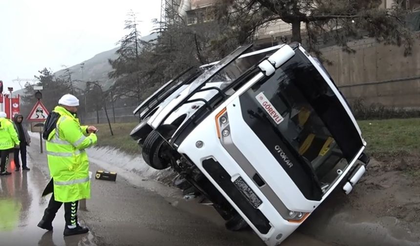 Askeri minibüs kaza yaptı: 6'sı jandarma 11 yaralı