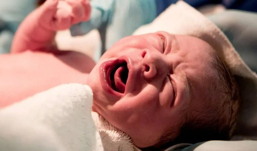 Olay Türkiye'de yaşandı: Çocuğunu hastanede çocuk özlemi çeken adama verdi!