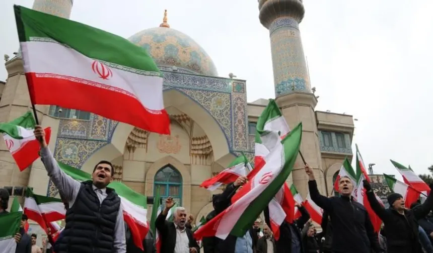 İran’da halk, hükümete destek için sokağa çıktı