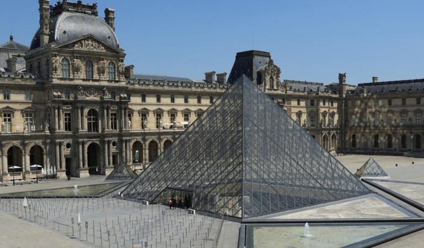 Louvre Müzesi'nin farklı bölümleri ciddi su sızıntısı nedeniyle ziyarete kapatıldı