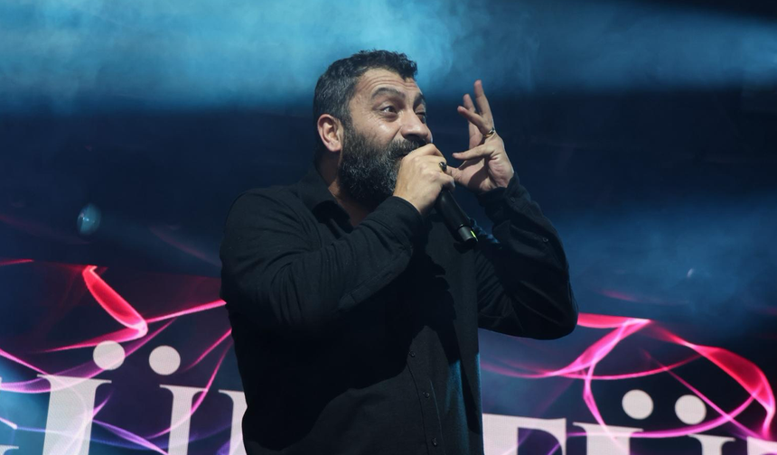 Özgür Tüzer, Les Ambassadeurs Sahnesinde Gönüllere Dokundu