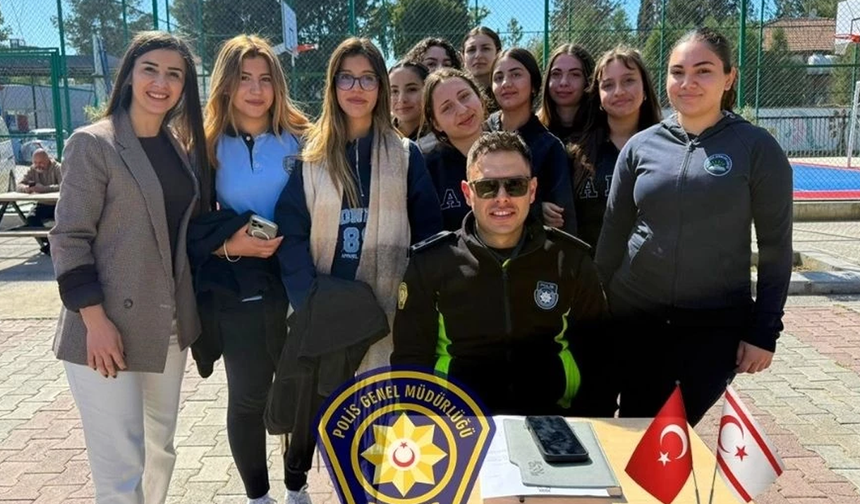 Polis kariyer günlerinde öğrencilerle buluştu