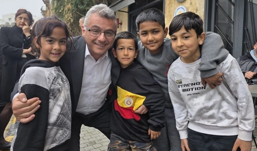 Cumhurbaşkanı Erhürman, Arasta'da yurttaşlarla bayramlaştı