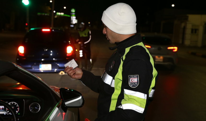 ÜLKE GENELİNDEKİ TRAFİK DENETİMLERİNDE, 10 ALKOLLÜ SÜRÜCÜ RAPOR EDİLDİ, 38 ARAÇ TRAFİKTEN MEN EDİLDİ