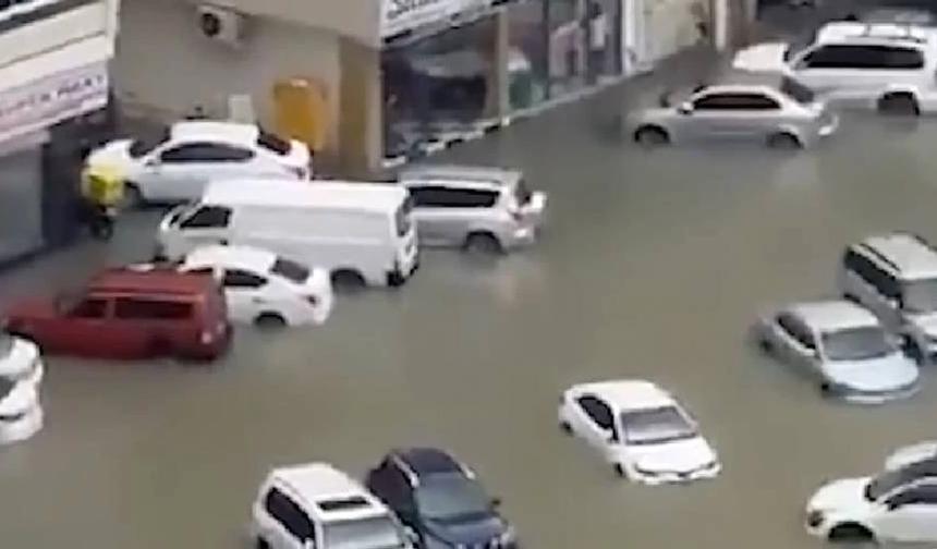 BAE'nin Şarika kentinde şiddetli yağışlar nedeniyle araçlar su altında kaldı