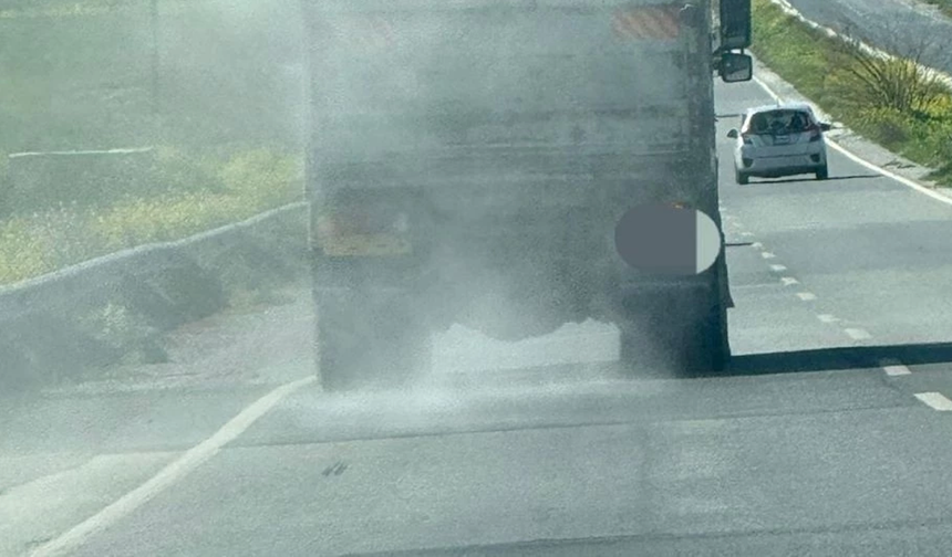 Kamyonun taşıdığı kumların yola saçılmıştı, sürücüye 151 Bin TL ceza