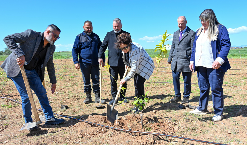 Başbakan Üstel'in eşi Zerrin Üstel, fidan dikim etkinliğine katıldı