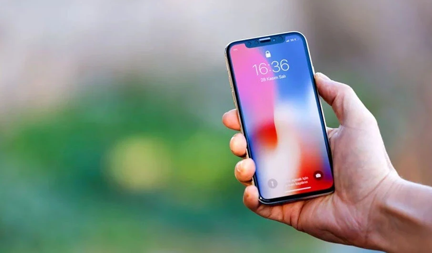 Apple, tartışmalı Sıvı Cam tasarımından vazgeçmiyor