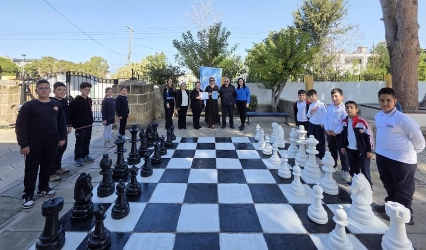 Özgür Hizmet Derneği, okullara bağışta bulundu