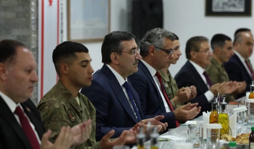 Cevdet Yılmaz, Lefkoşa Eşref Bitlis Kışlası'nda düzenlenen iftarda Mehmetçik ile bir araya geldi
