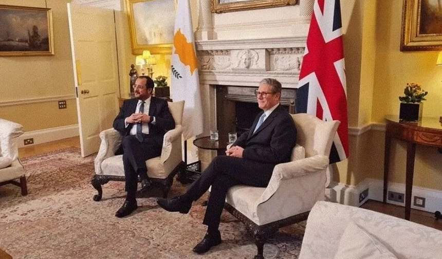 Nikos Hristodulidis telefonda Starmer ile görüştü: Kıbrıs'ın hedef olmadığı teyit edildi