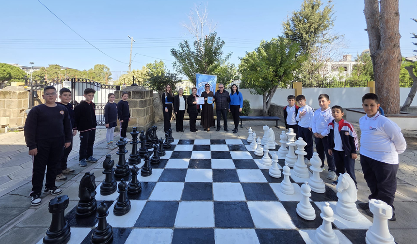 Özgür Hizmet Derneği, okullara bağışta bulundu