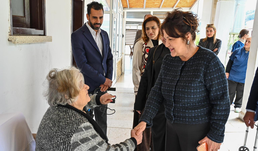 Zerrin Üstel Lapta Huzurevi’ni ziyaret etti