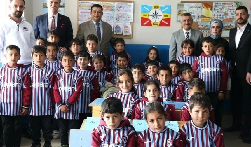 Trabzonspor’dan Ağrı’daki köy okuluna forma sürprizi