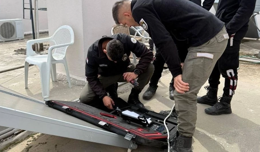 Lefkoşa’da bir apartman boşluğunda mahsur kalan minik kedi kurtarıldı