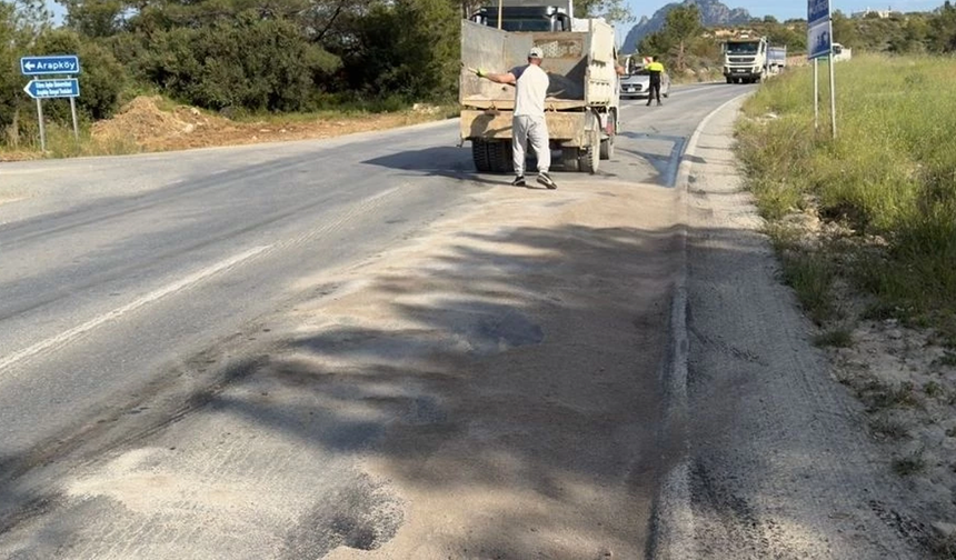 Arapköy girişinde kaza sonrası yol kumlandı: Sürücülere dikkatli sürüş uyarısı