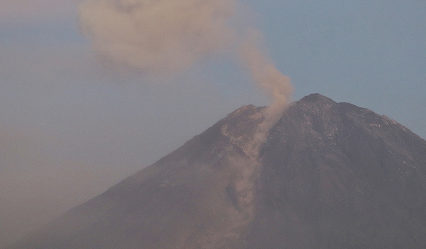Endonezya'daki Semeru Yanardağı'nda 4 patlama meydana geldi