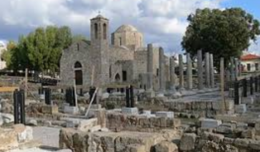 Baf Kilisesi papazı ile eski Baf Metropoliti arasında kavga