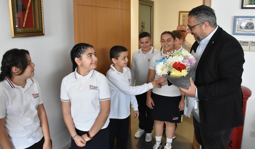 23 Nisan İlkokulu öğrencileri Girne Belediye Başkanı Şenkul’u ziyaret etti