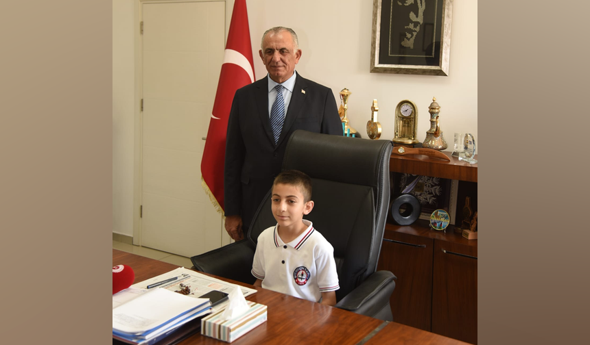 Milli Eğitim Bakanı Çavuşoğlu makamını Şht. Yalçın İlkokulu öğrencisi Hasan Basmaz’a devretti