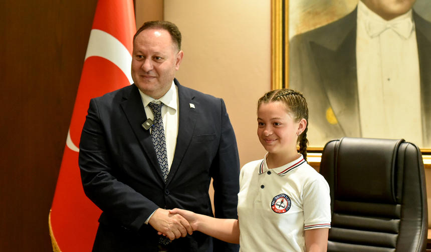 Öztürkler, makamını Şht. Yalçın İlkokulu öğrencisi Rana Dalay'a devretti