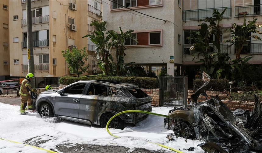 Tel Aviv’e Füze Parçaları Yağdı: 2 Yaralı