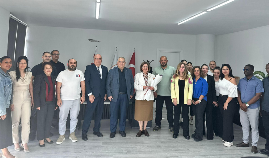Dr. Tomris Mahirel’e yılın annesi ödülü verildi