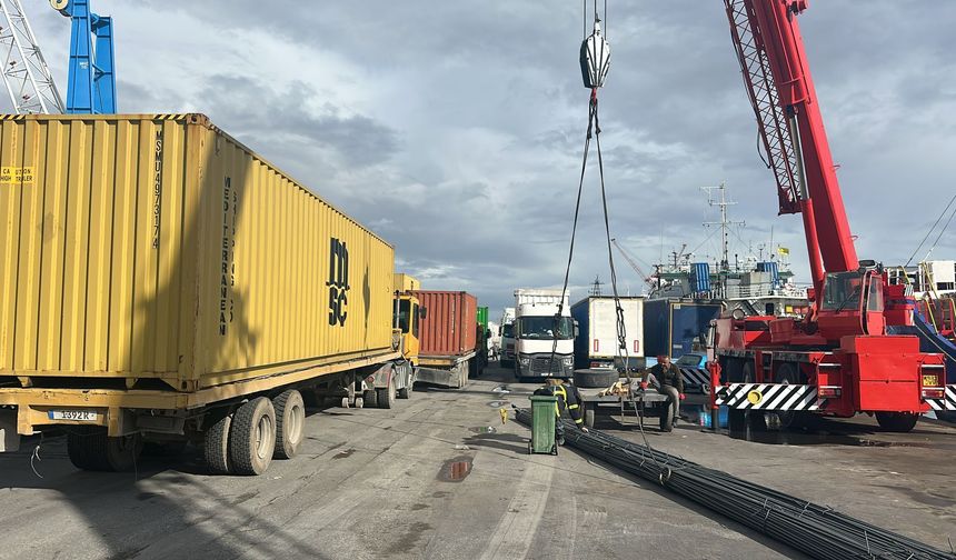 MAĞUSA LİMANINDAKİ ARAÇ TRAFİĞİ TİCARETİ OLUMSUZ ETKİLİYOR