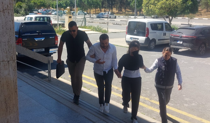 Tatil İçin Geldiler Çantalarında Canlı Mermi Bulundu