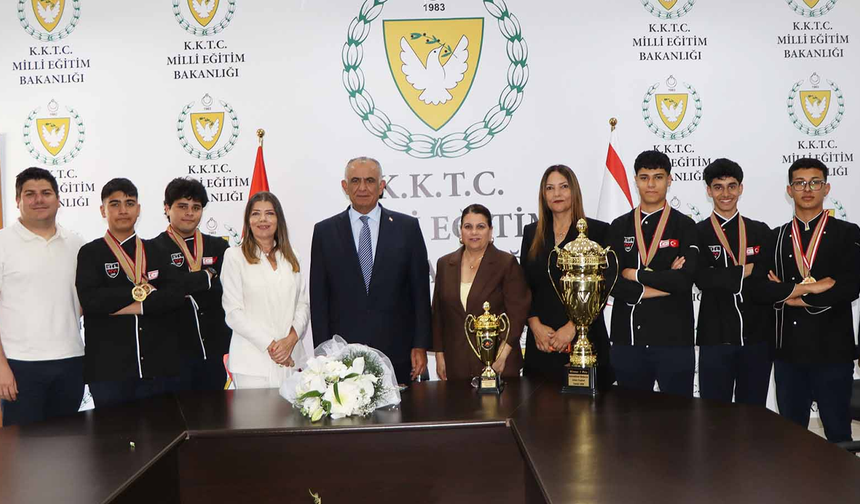 Milli Eğitim Bakanı Çavuşoğlu, Tunus'ta ödül kazanan Haydarpaşa Ticaret Lisesi öğrencilerini kabul etti