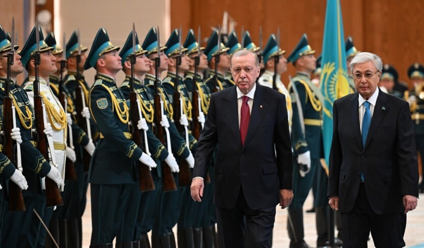 Türkiye Cumhurbaşkanı Erdoğan, Kazakistan'da resmi törenle karşılandı