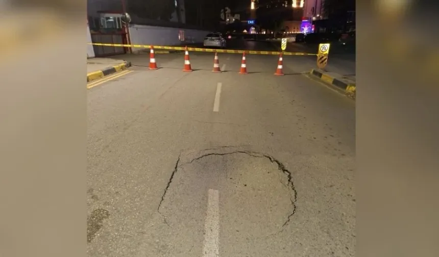 Atatürk Caddesi’nde yol çökmesi nedeniyle trafik kapatıldı